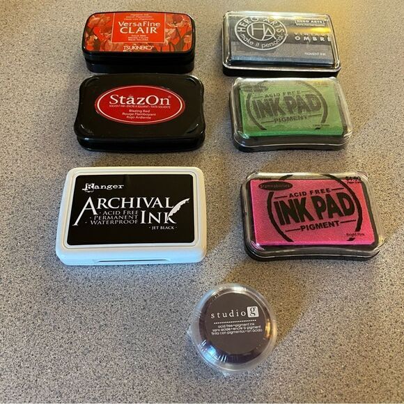 Assorted stamps and ink pads. (MI08) - Picture 3 of 15